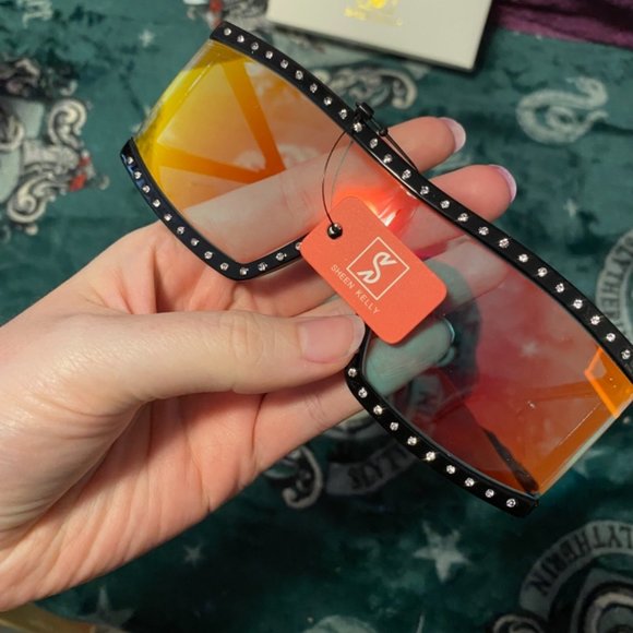 Neiman Marcus Sheen Kelly FUTURE Sunglasses - Picture 4 of 4